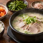 돼지고기 국물과 고기, 밥과 부추·새우젓·양념을 따로 담은 상차림