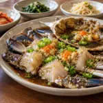 간장게장과 흰밥, 김과 채소 반찬을 함께 차린 상