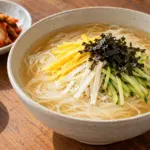가는 면과 달걀지단·애호박·김을 담은 잔치국수 상차림
