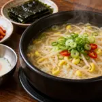 콩나물과 밥을 담은 국밥에 별도 수란과 김·김치를 곁들인 상차림