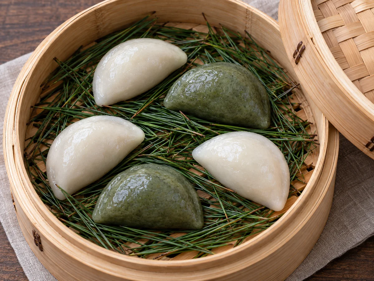 솔잎을 깐 찜기에 서로 간격을 두고 놓인 송편