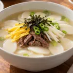 얇게 썬 떡과 소고기, 달걀 지단과 김을 얹은 떡국