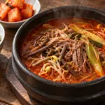 찢은 소고기와 대파, 채소를 넣은 붉은 육개장과 밥